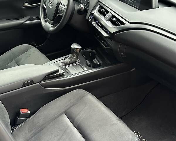 Черный Лексус UX, объемом двигателя 2 л и пробегом 25 тыс. км за 33750 $, фото 92 на Automoto.ua