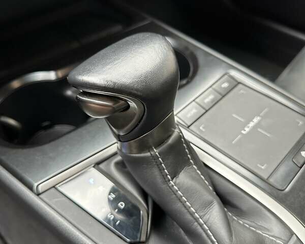 Черный Лексус UX, объемом двигателя 2 л и пробегом 25 тыс. км за 33750 $, фото 79 на Automoto.ua