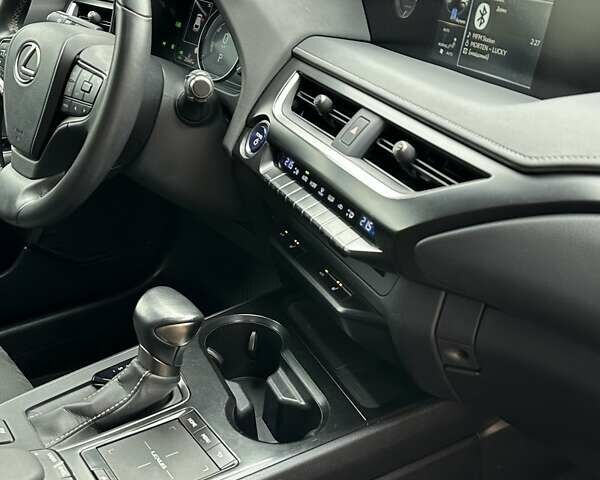 Черный Лексус UX, объемом двигателя 2 л и пробегом 25 тыс. км за 33750 $, фото 93 на Automoto.ua