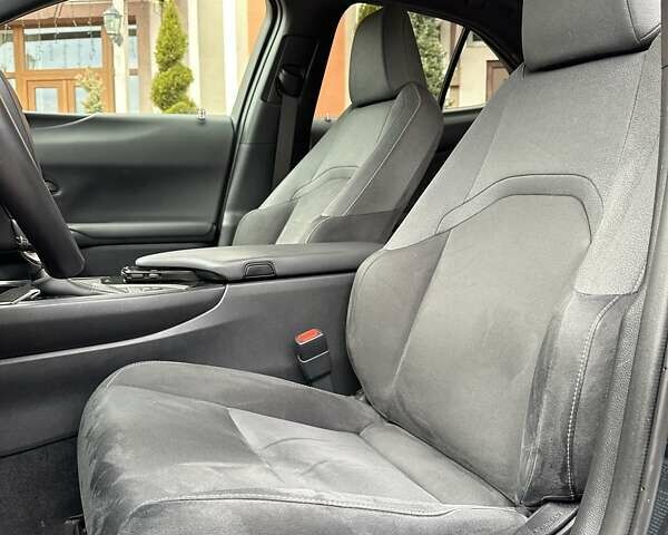 Черный Лексус UX, объемом двигателя 2 л и пробегом 25 тыс. км за 33750 $, фото 76 на Automoto.ua