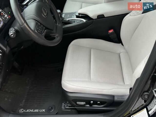 Черный Лексус UX, объемом двигателя 2 л и пробегом 56 тыс. км за 26000 $, фото 9 на Automoto.ua