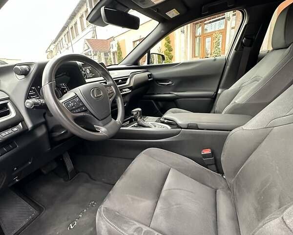 Черный Лексус UX, объемом двигателя 2 л и пробегом 25 тыс. км за 33750 $, фото 75 на Automoto.ua