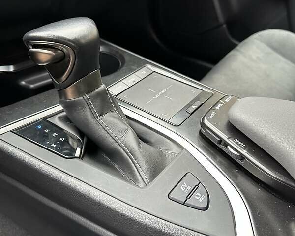 Черный Лексус UX, объемом двигателя 2 л и пробегом 25 тыс. км за 33750 $, фото 77 на Automoto.ua