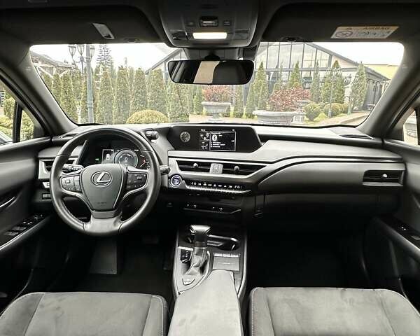 Черный Лексус UX, объемом двигателя 2 л и пробегом 25 тыс. км за 33750 $, фото 61 на Automoto.ua