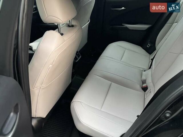 Черный Лексус UX, объемом двигателя 2 л и пробегом 56 тыс. км за 26000 $, фото 10 на Automoto.ua