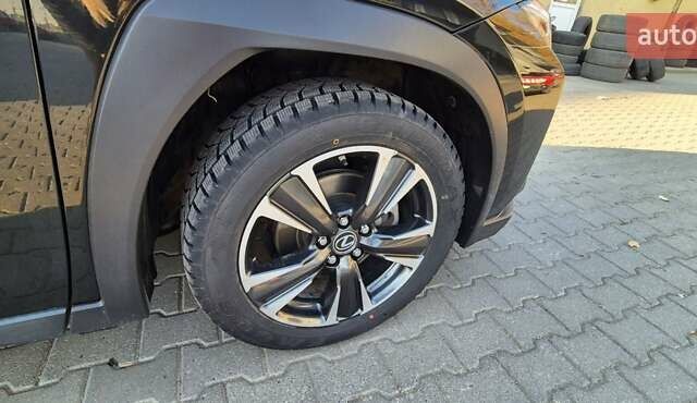 Черный Лексус UX, объемом двигателя 1.99 л и пробегом 62 тыс. км за 29500 $, фото 1 на Automoto.ua