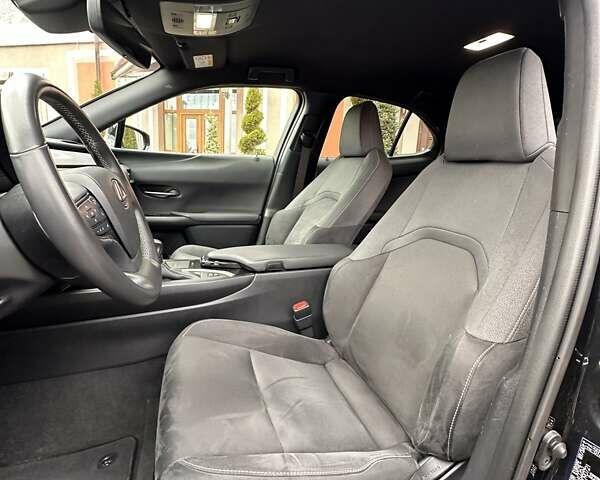 Черный Лексус UX, объемом двигателя 2 л и пробегом 25 тыс. км за 33750 $, фото 74 на Automoto.ua
