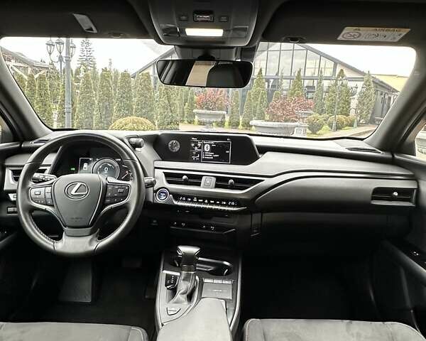 Черный Лексус UX, объемом двигателя 2 л и пробегом 25 тыс. км за 33750 $, фото 60 на Automoto.ua