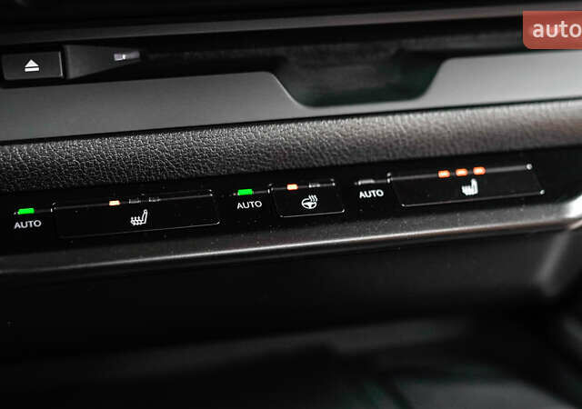 Красный Лексус UX, объемом двигателя 1.99 л и пробегом 101 тыс. км за 29130 $, фото 33 на Automoto.ua