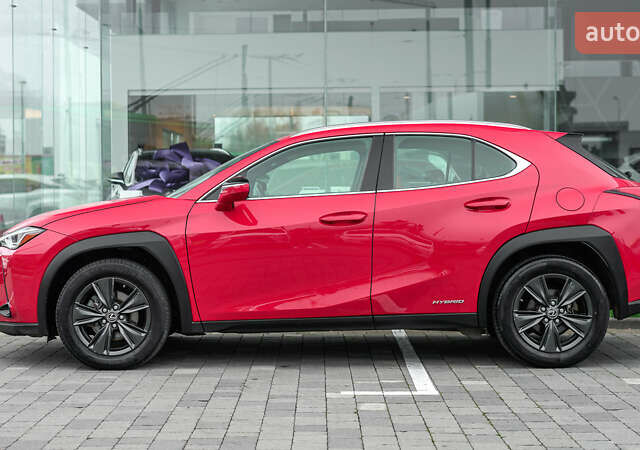 Красный Лексус UX, объемом двигателя 1.99 л и пробегом 101 тыс. км за 29130 $, фото 2 на Automoto.ua