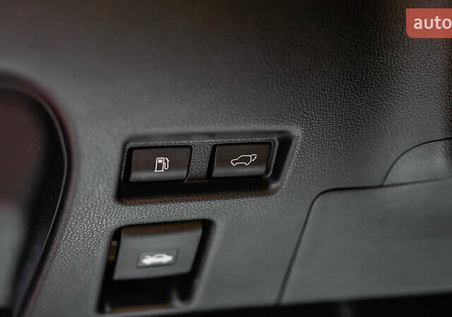 Красный Лексус UX, объемом двигателя 1.99 л и пробегом 101 тыс. км за 29130 $, фото 16 на Automoto.ua