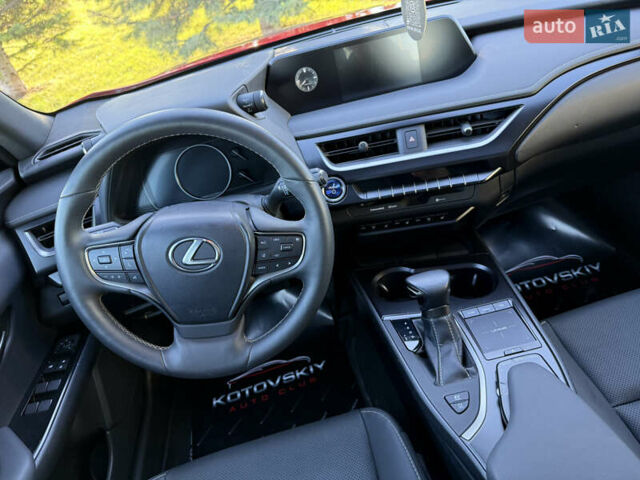 Красный Лексус UX, объемом двигателя 2 л и пробегом 15 тыс. км за 29500 $, фото 10 на Automoto.ua