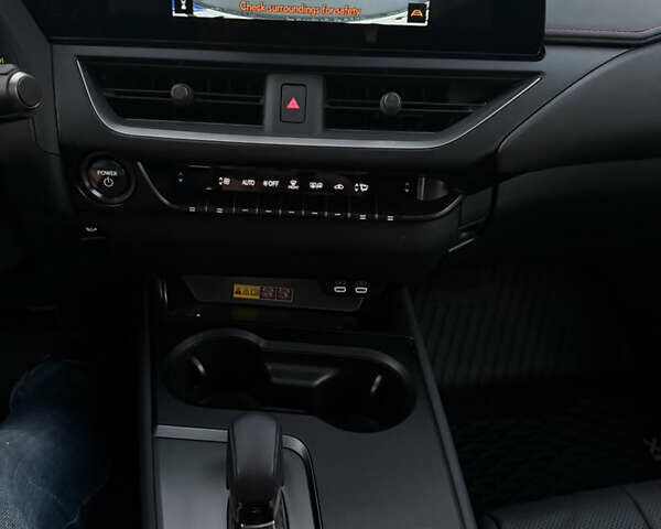 Красный Лексус UX, объемом двигателя 1.99 л и пробегом 4 тыс. км за 39500 $, фото 4 на Automoto.ua