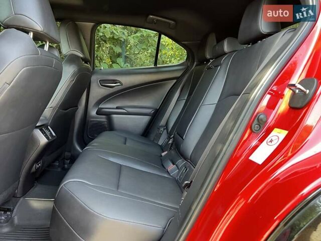 Лексус UX, объемом двигателя 2 л и пробегом 61 тыс. км за 24999 $, фото 9 на Automoto.ua