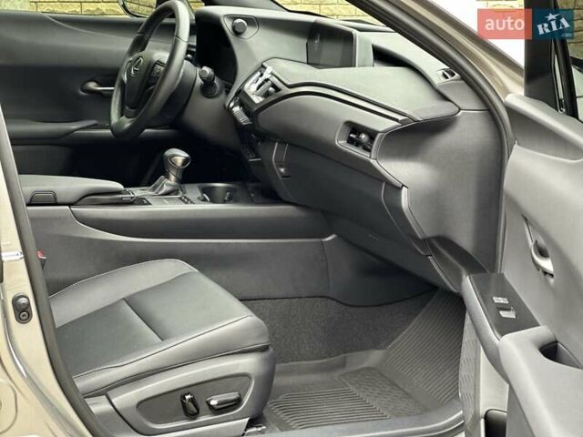 Лексус UX, объемом двигателя 2 л и пробегом 39 тыс. км за 35500 $, фото 24 на Automoto.ua