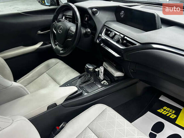 Сірий Лексус UX, об'ємом двигуна 1.99 л та пробігом 106 тис. км за 30400 $, фото 13 на Automoto.ua