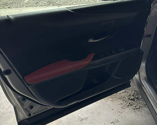 Серый Лексус UX, объемом двигателя 1.99 л и пробегом 99 тыс. км за 18500 $, фото 5 на Automoto.ua