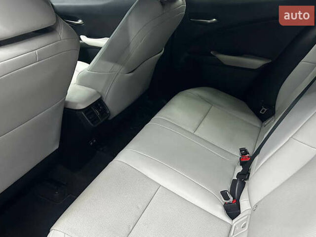 Сірий Лексус UX, об'ємом двигуна 1.99 л та пробігом 106 тис. км за 30400 $, фото 14 на Automoto.ua