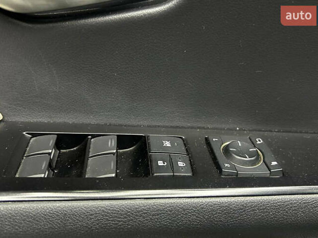 Сірий Лексус UX, об'ємом двигуна 1.99 л та пробігом 106 тис. км за 30400 $, фото 10 на Automoto.ua