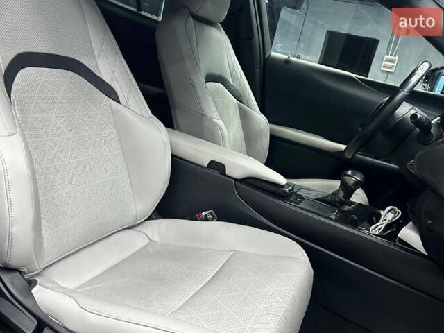 Сірий Лексус UX, об'ємом двигуна 1.99 л та пробігом 106 тис. км за 30400 $, фото 12 на Automoto.ua