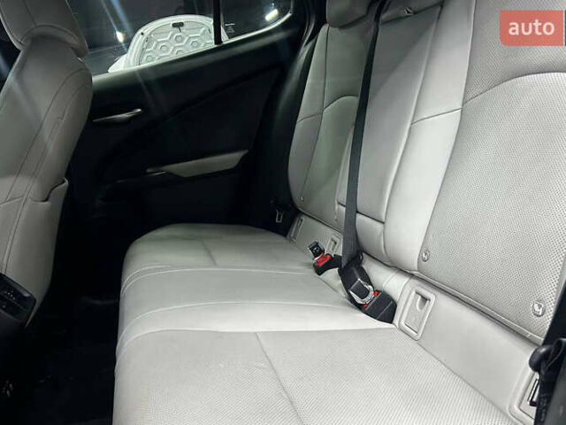 Сірий Лексус UX, об'ємом двигуна 1.99 л та пробігом 106 тис. км за 30400 $, фото 15 на Automoto.ua