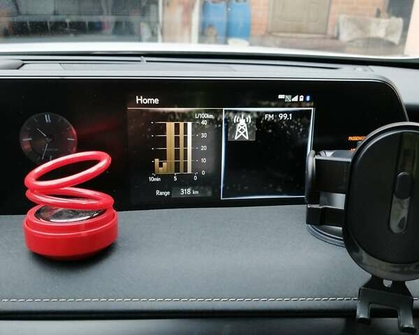 Серый Лексус UX, объемом двигателя 2 л и пробегом 14 тыс. км за 30000 $, фото 2 на Automoto.ua