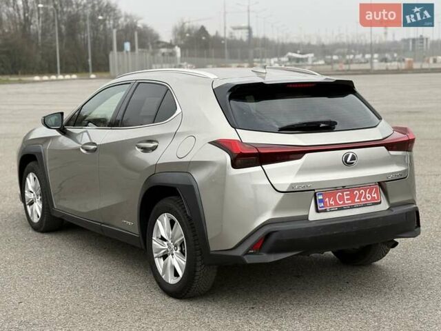 Серый Лексус UX, объемом двигателя 1.99 л и пробегом 68 тыс. км за 27800 $, фото 3 на Automoto.ua