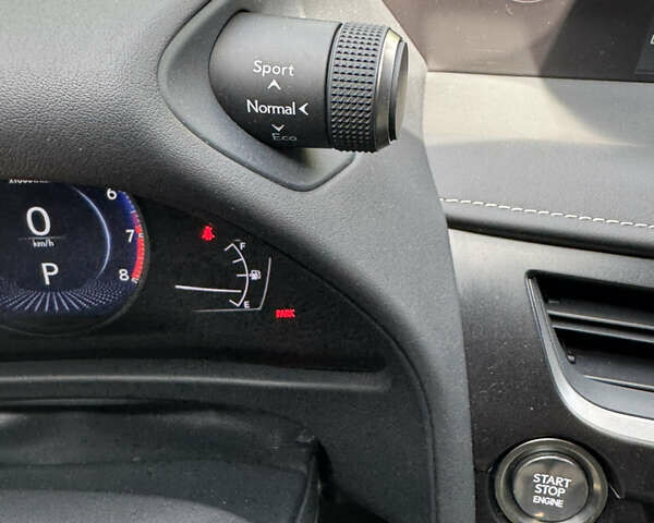 Сірий Лексус UX, об'ємом двигуна 1.99 л та пробігом 40 тис. км за 25500 $, фото 37 на Automoto.ua