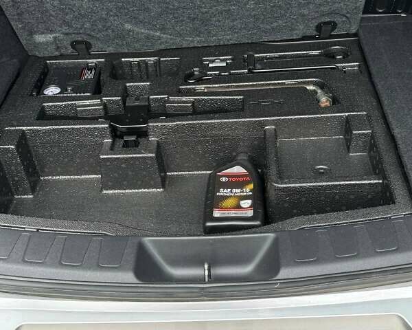 Сірий Лексус UX, об'ємом двигуна 1.99 л та пробігом 48 тис. км за 32000 $, фото 6 на Automoto.ua