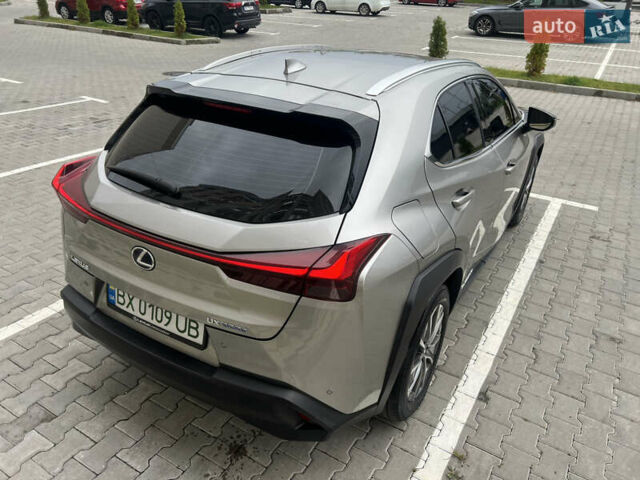 Сірий Лексус UX, об'ємом двигуна 0 л та пробігом 108 тис. км за 23500 $, фото 12 на Automoto.ua