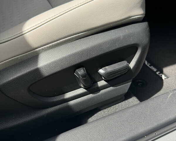 Сірий Лексус UX, об'ємом двигуна 1.99 л та пробігом 40 тис. км за 25500 $, фото 22 на Automoto.ua