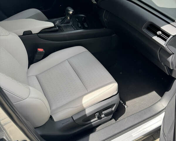 Сірий Лексус UX, об'ємом двигуна 1.99 л та пробігом 40 тис. км за 25500 $, фото 33 на Automoto.ua