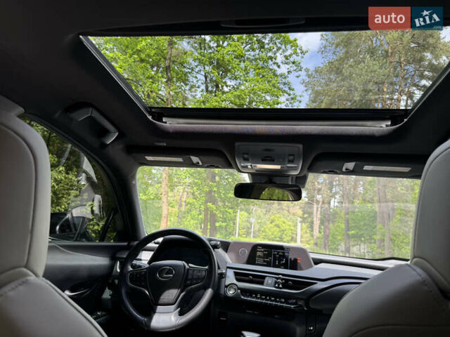 Сірий Лексус UX, об'ємом двигуна 1.99 л та пробігом 40 тис. км за 25500 $, фото 18 на Automoto.ua