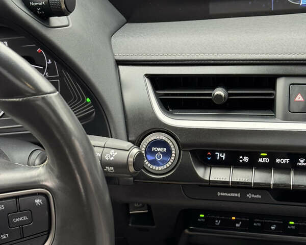 Сірий Лексус UX, об'ємом двигуна 1.99 л та пробігом 115 тис. км за 27500 $, фото 22 на Automoto.ua