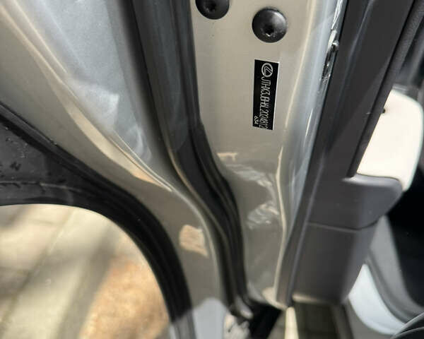 Сірий Лексус UX, об'ємом двигуна 1.99 л та пробігом 40 тис. км за 25500 $, фото 35 на Automoto.ua