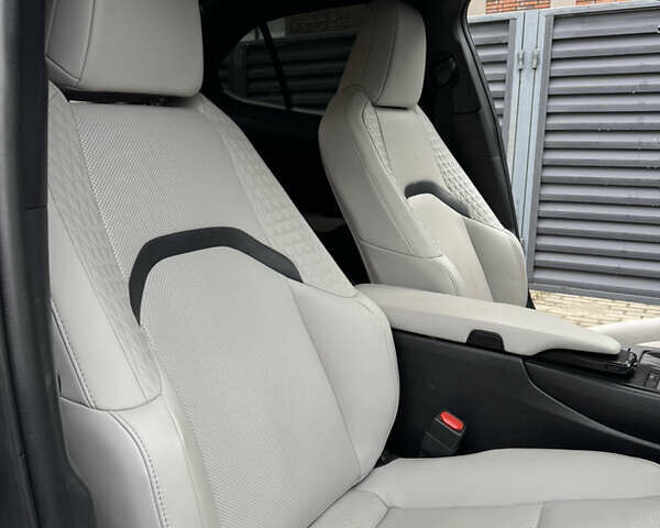 Сірий Лексус UX, об'ємом двигуна 1.99 л та пробігом 115 тис. км за 27500 $, фото 13 на Automoto.ua