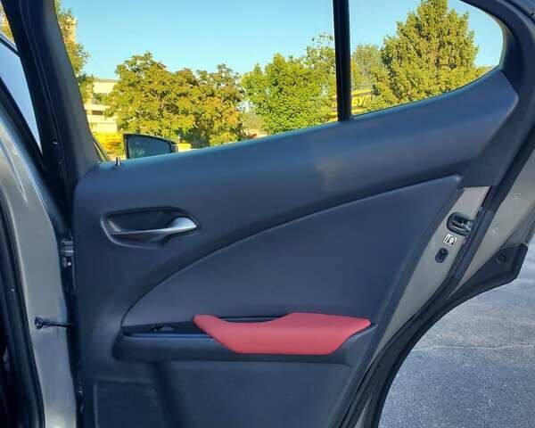 Сірий Лексус UX, об'ємом двигуна 2 л та пробігом 67 тис. км за 27500 $, фото 22 на Automoto.ua