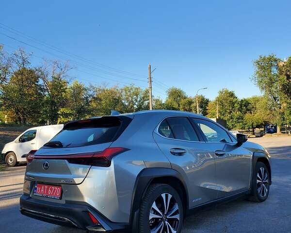 Сірий Лексус UX, об'ємом двигуна 2 л та пробігом 67 тис. км за 27500 $, фото 4 на Automoto.ua