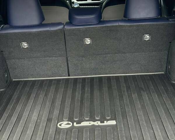 Сірий Лексус UX, об'ємом двигуна 1.99 л та пробігом 48 тис. км за 32000 $, фото 8 на Automoto.ua