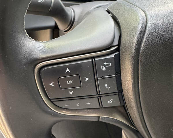 Сірий Лексус UX, об'ємом двигуна 1.99 л та пробігом 40 тис. км за 25500 $, фото 38 на Automoto.ua