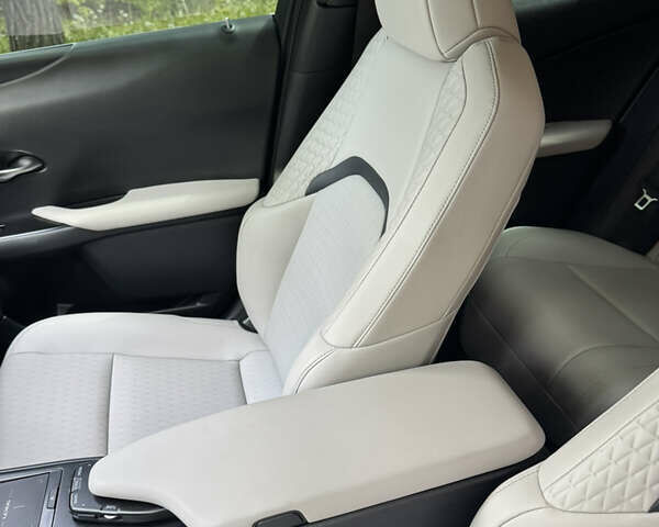 Сірий Лексус UX, об'ємом двигуна 1.99 л та пробігом 40 тис. км за 25500 $, фото 47 на Automoto.ua