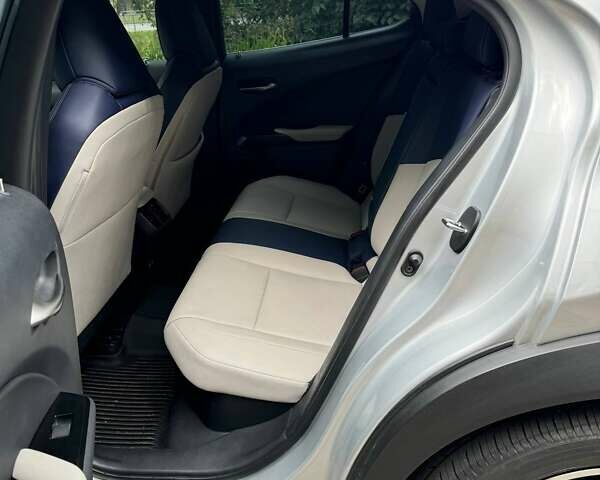 Сірий Лексус UX, об'ємом двигуна 1.99 л та пробігом 48 тис. км за 32000 $, фото 18 на Automoto.ua