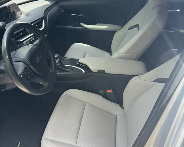 Сірий Лексус UX, об'ємом двигуна 1.99 л та пробігом 40 тис. км за 25500 $, фото 50 на Automoto.ua