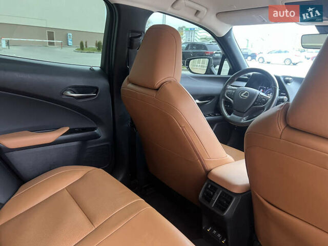 Сірий Лексус UX, об'ємом двигуна 0 л та пробігом 108 тис. км за 23500 $, фото 29 на Automoto.ua