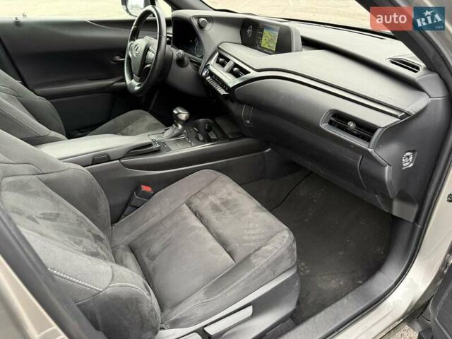 Серый Лексус UX, объемом двигателя 1.99 л и пробегом 68 тыс. км за 27800 $, фото 16 на Automoto.ua