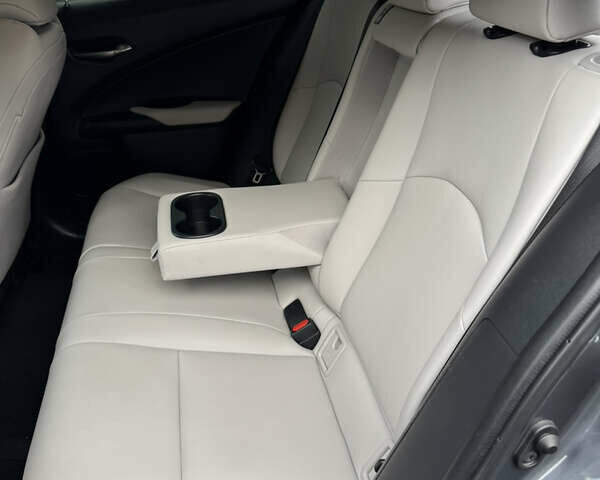 Сірий Лексус UX, об'ємом двигуна 1.99 л та пробігом 115 тис. км за 27500 $, фото 24 на Automoto.ua