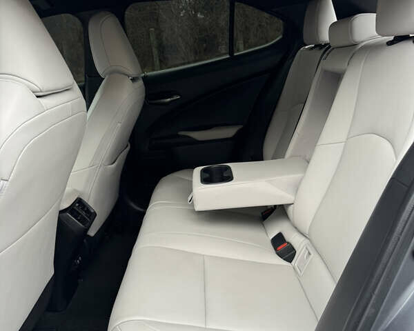 Сірий Лексус UX, об'ємом двигуна 1.99 л та пробігом 115 тис. км за 27500 $, фото 23 на Automoto.ua