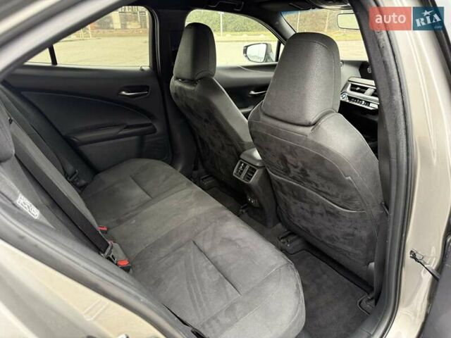 Серый Лексус UX, объемом двигателя 1.99 л и пробегом 68 тыс. км за 27800 $, фото 15 на Automoto.ua