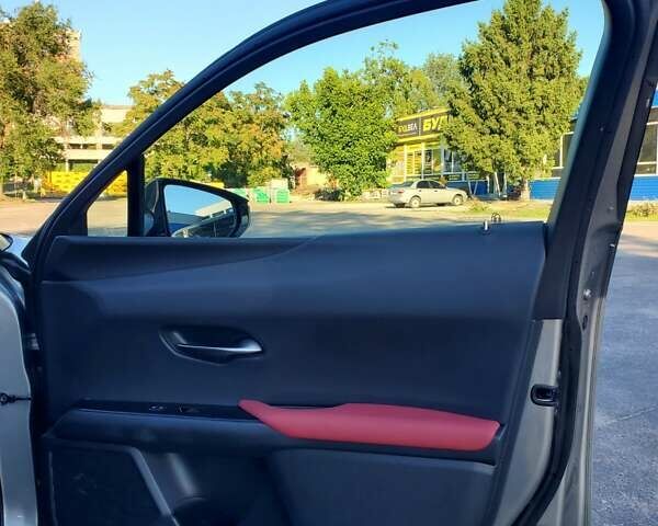 Сірий Лексус UX, об'ємом двигуна 2 л та пробігом 67 тис. км за 27500 $, фото 23 на Automoto.ua