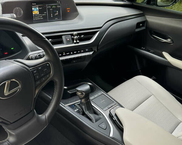 Сірий Лексус UX, об'ємом двигуна 1.99 л та пробігом 34 тис. км за 27200 $, фото 23 на Automoto.ua